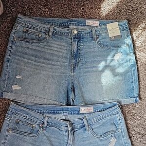 (2) Pairs GAP 5" Girlfriend Shorts Mid Rise Excellent condition